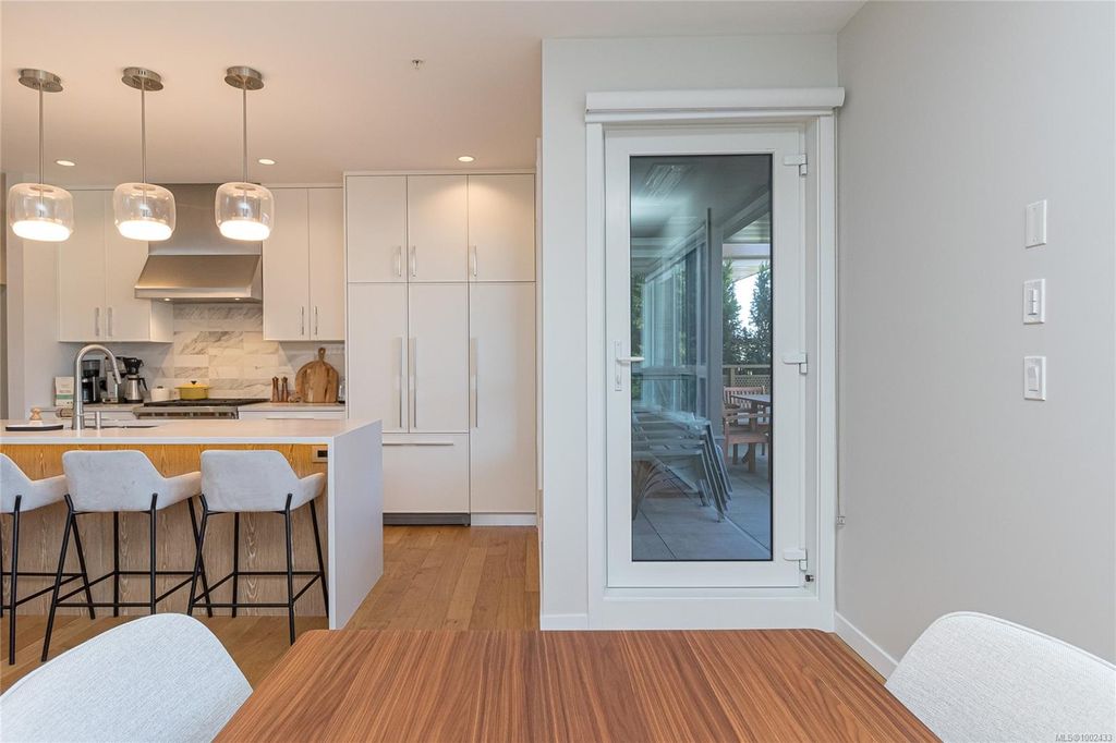 listing image 16040790762567369084