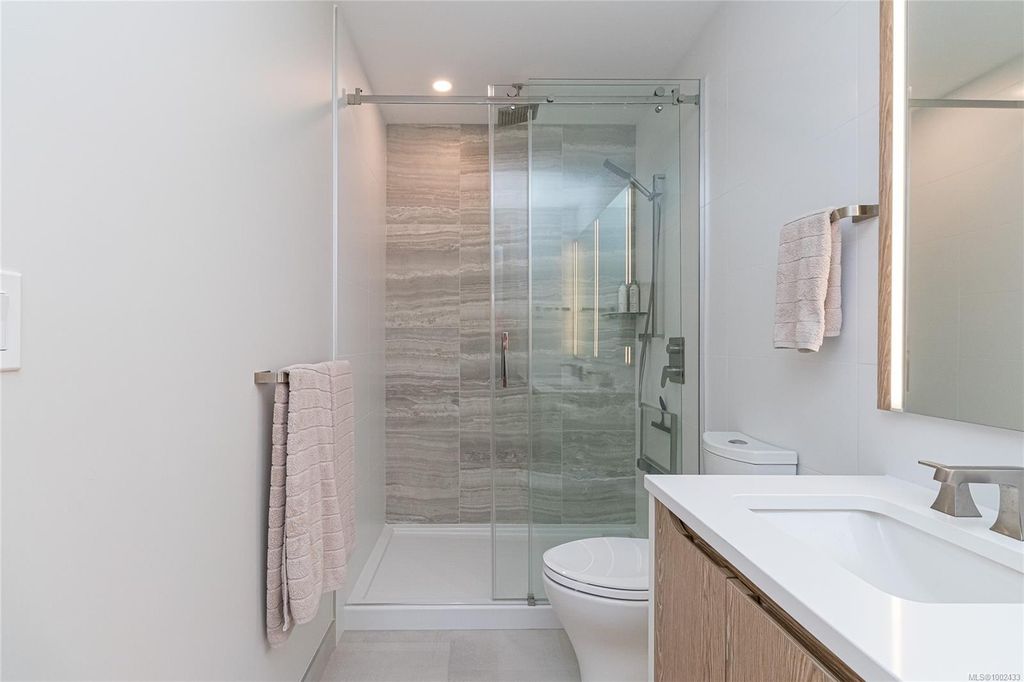 listing image 16048325774083847481