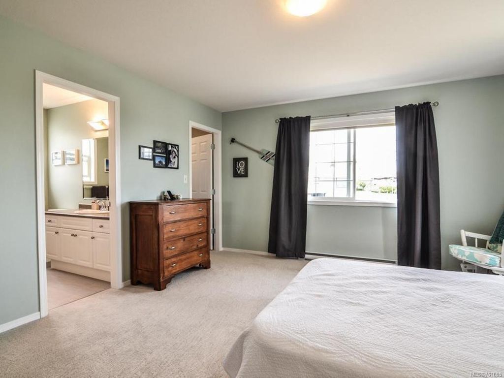 listing image 16049355293733840734