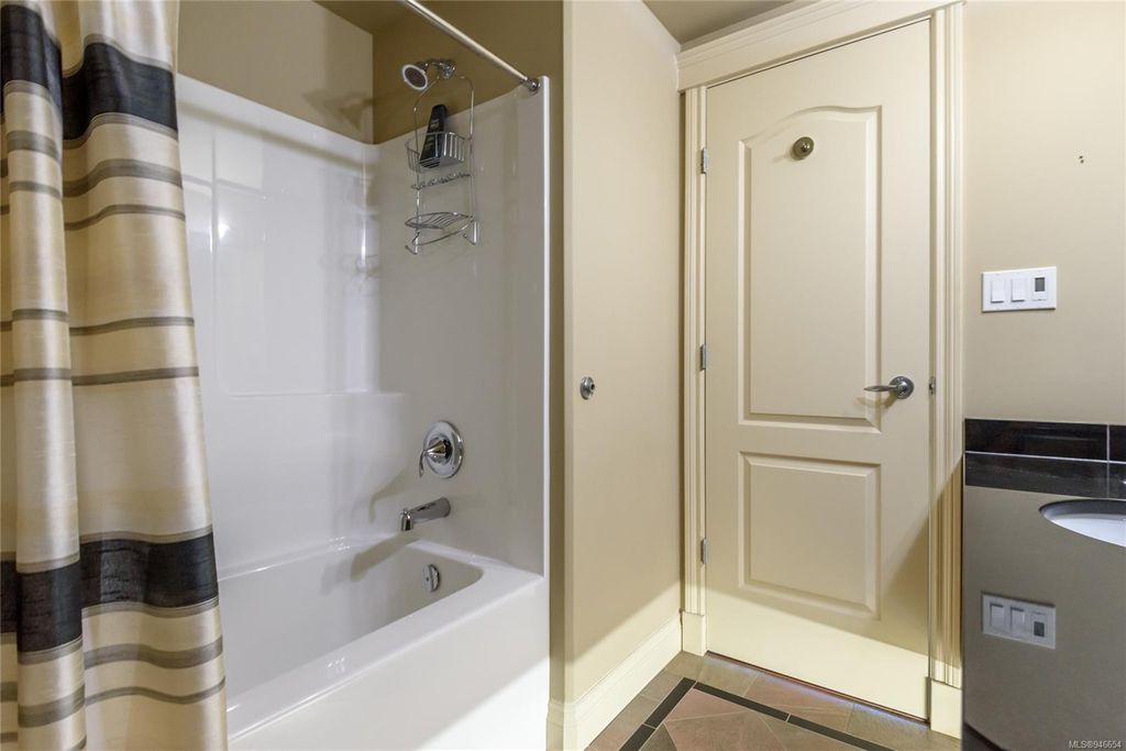 listing image 16048780588146861958