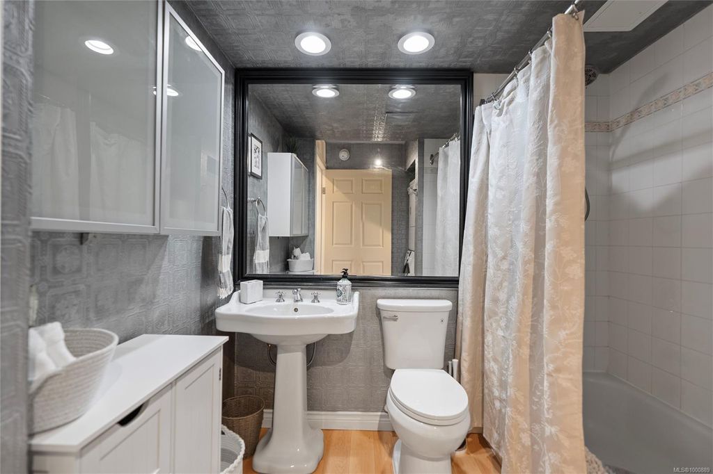 listing image 16046632066213614456