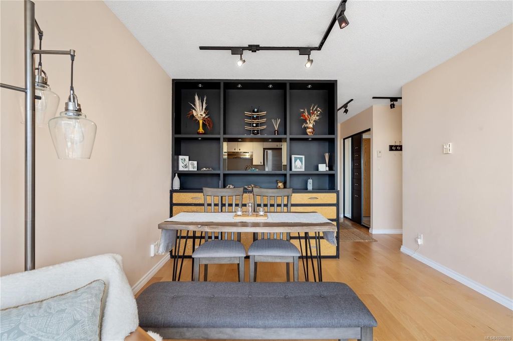 listing image 16047316593964127513
