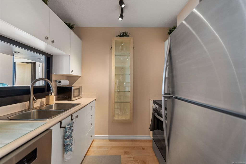 listing image 16045341474593965710