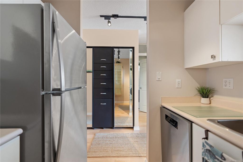 listing image 16045575473996155983