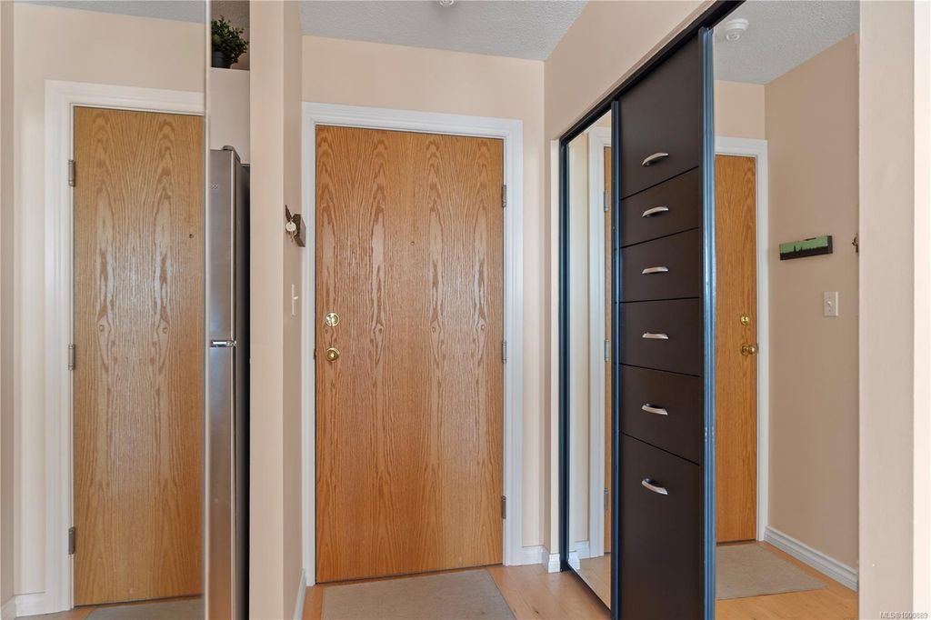 listing image 16040436315650912392