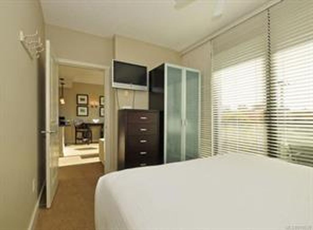 listing image 16043436511337