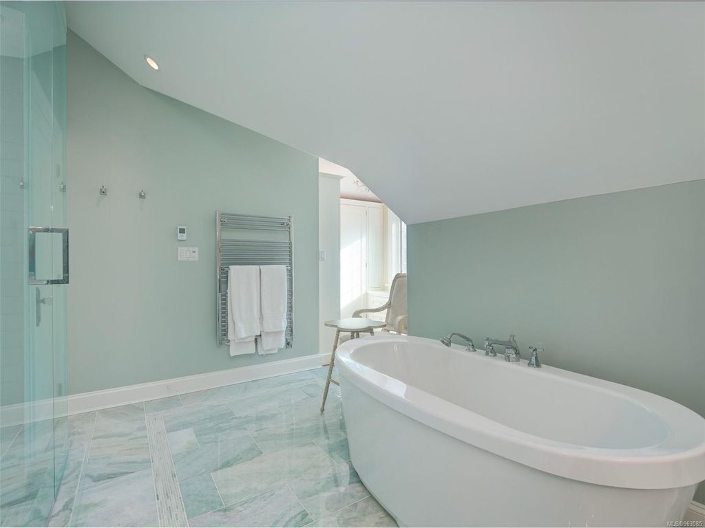 listing image 16047115232772144645