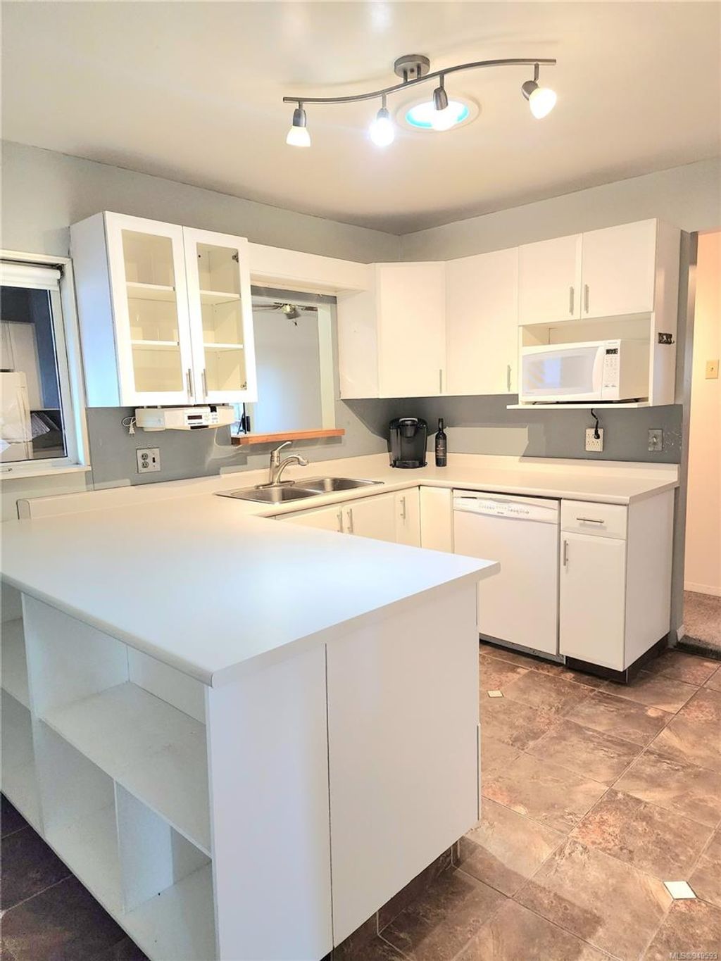 listing image 16048961596191700349