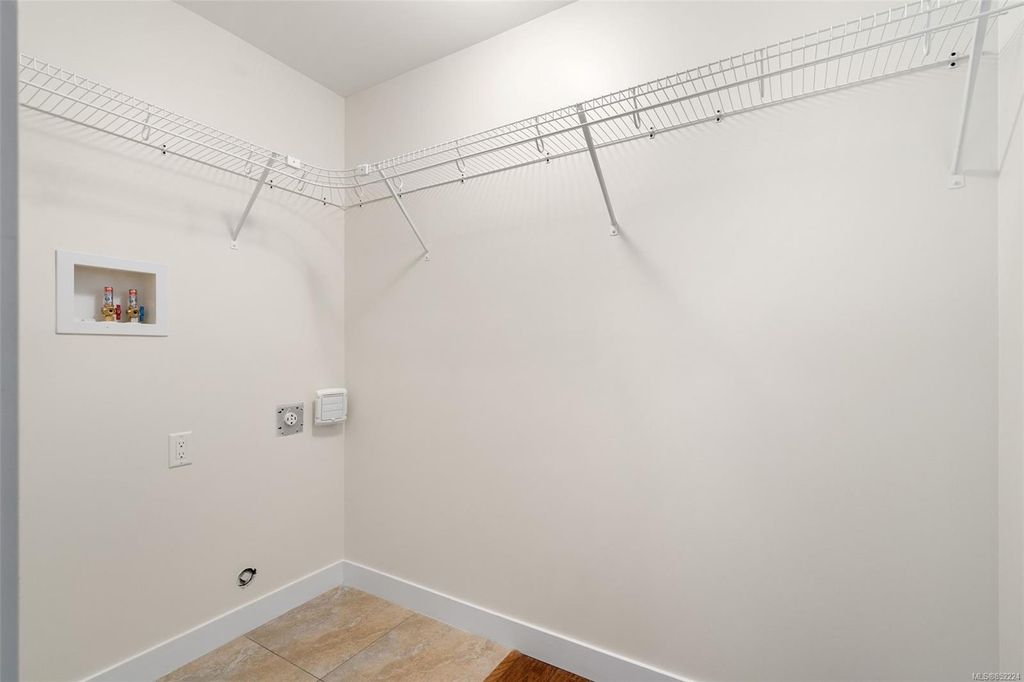 listing image 16048233222475875546