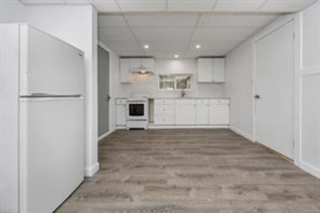 listing image 16048598593045978307