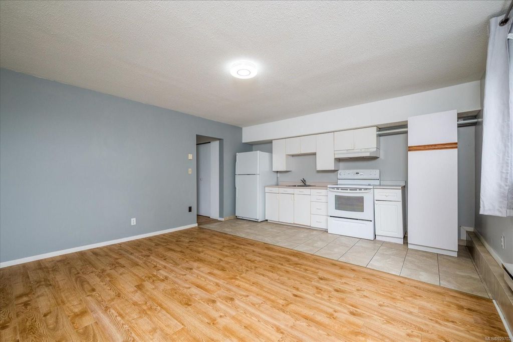 listing image 16049336479611850730