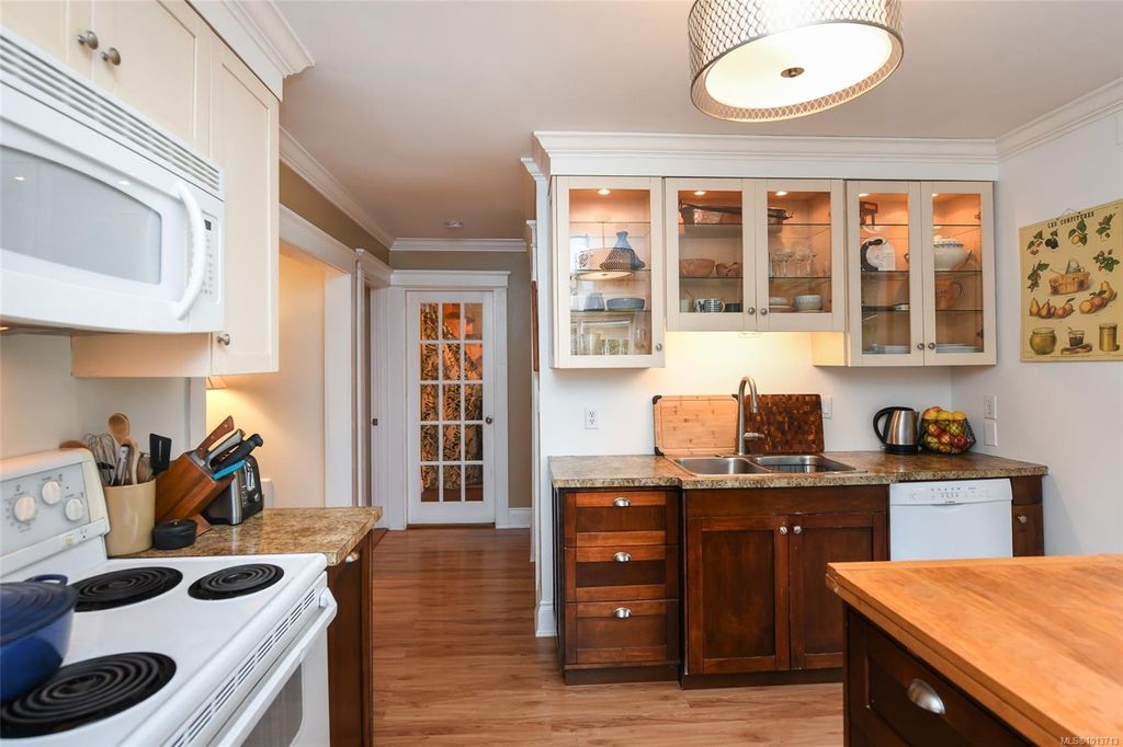 listing image 16044125873833543810