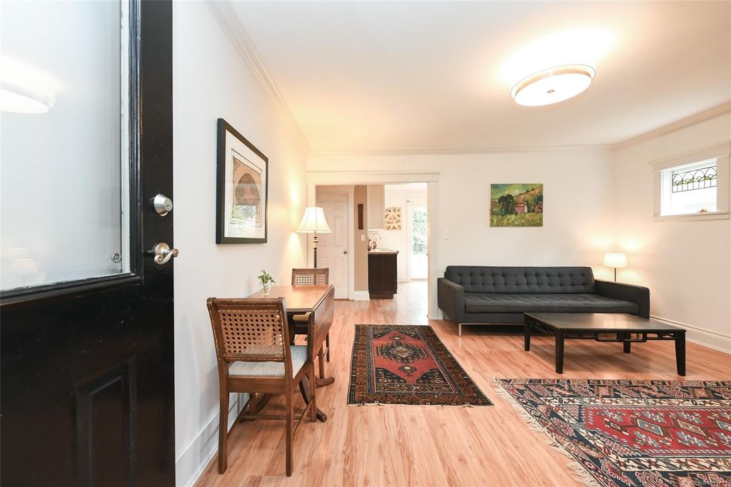 listing image 16043125371532860379