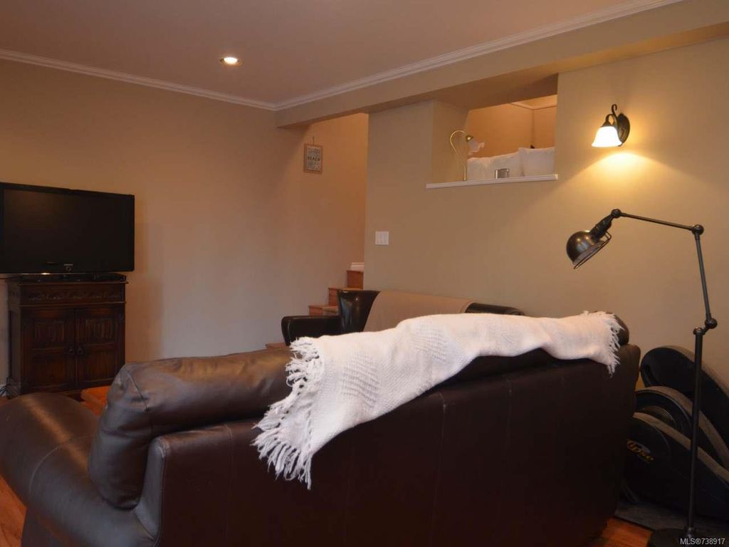 listing image 16045236546866048941