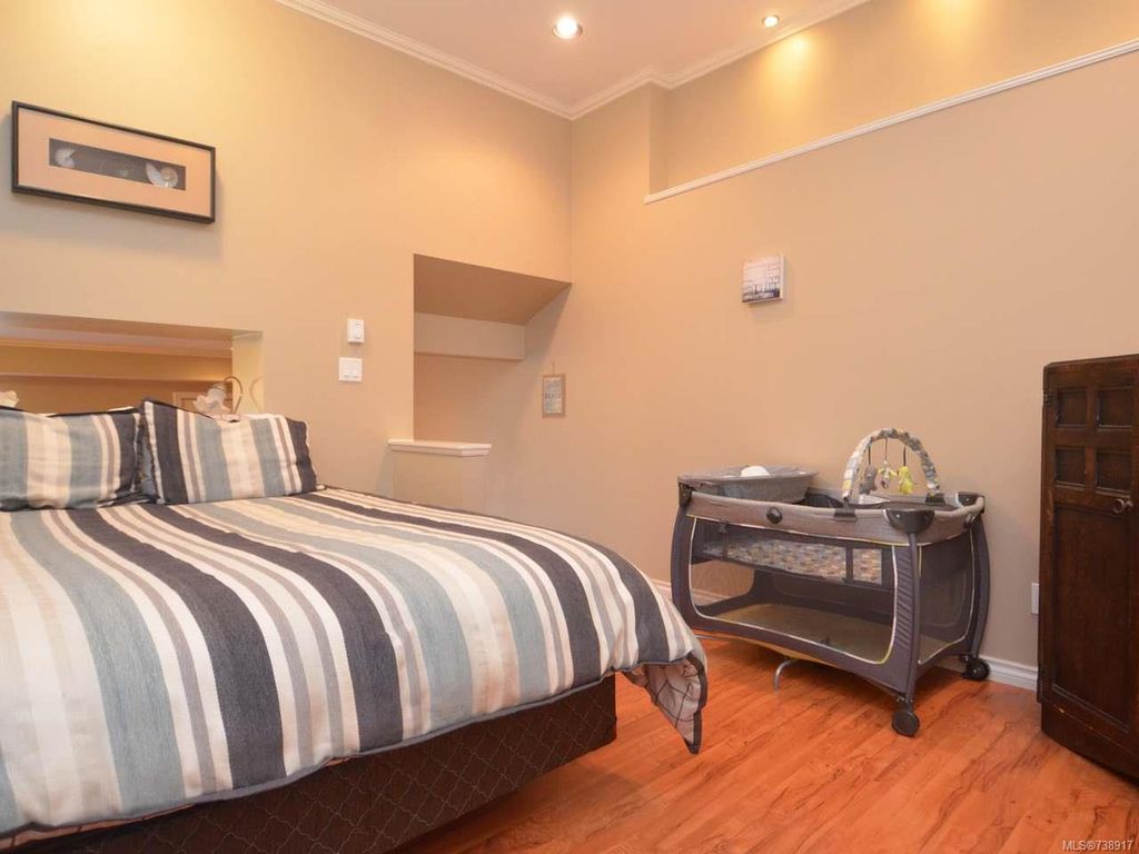 listing image 16046616956052839537