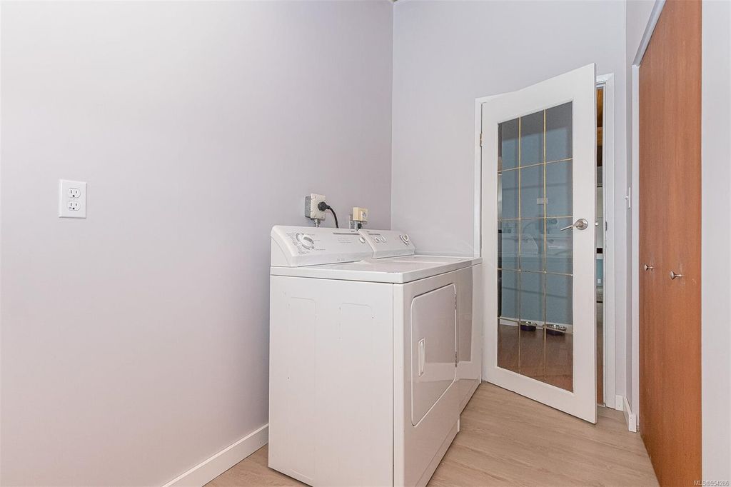 listing image 16049372196127574486
