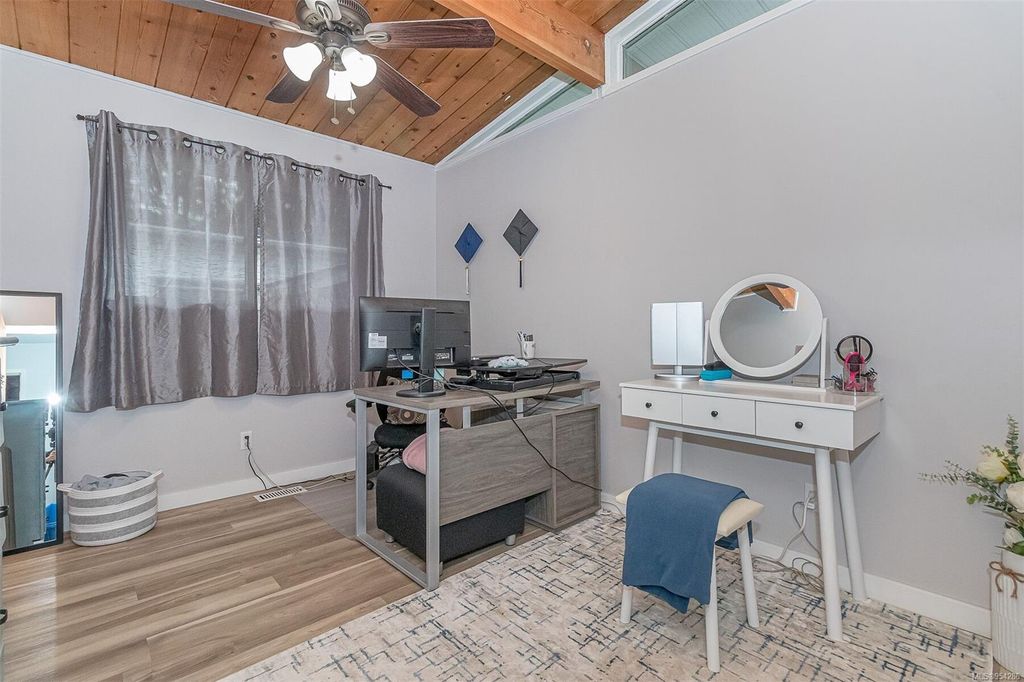 listing image 16043659789059342536