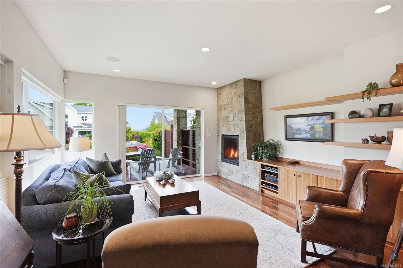 880 Bluffs Dr