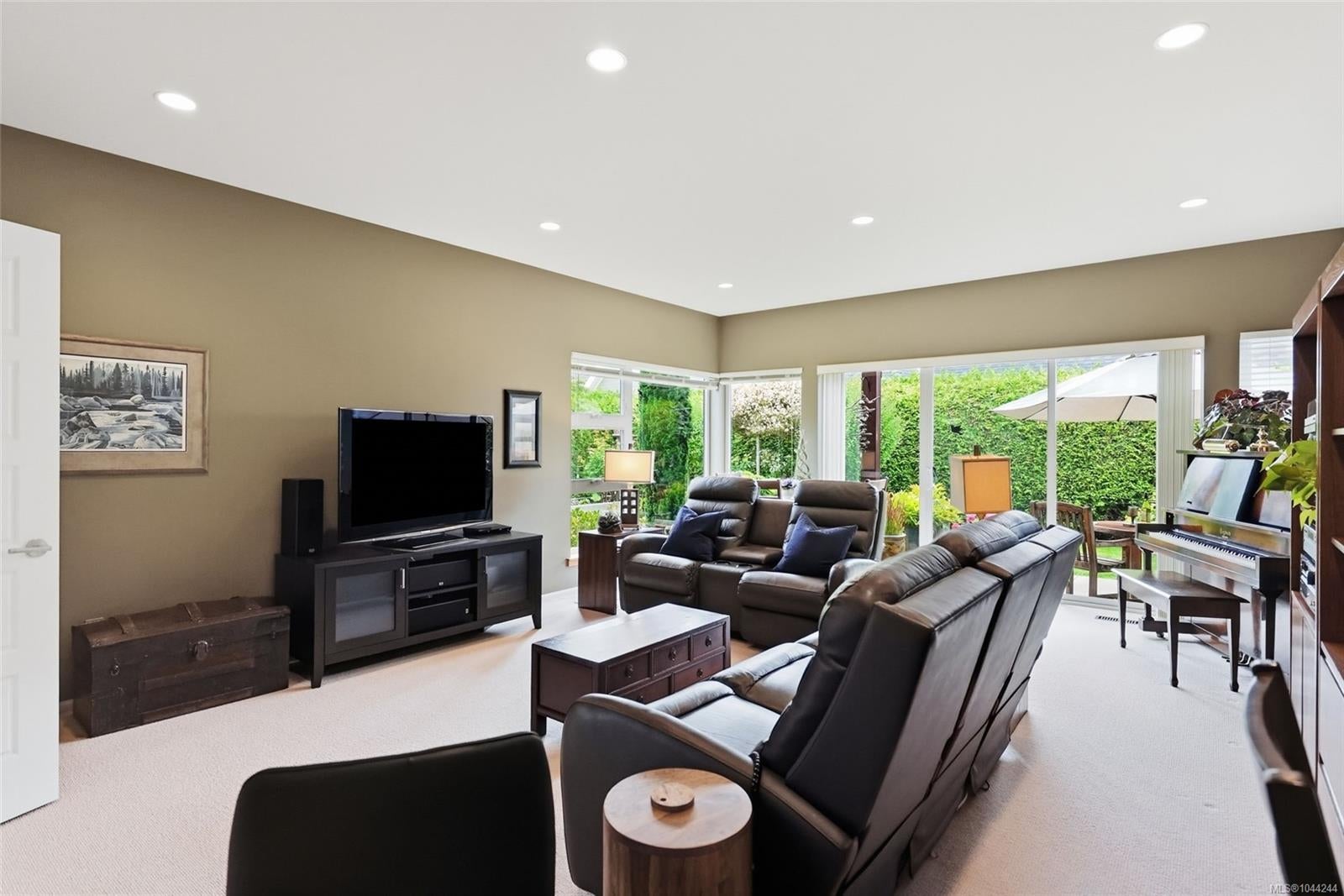 880 Bluffs Dr