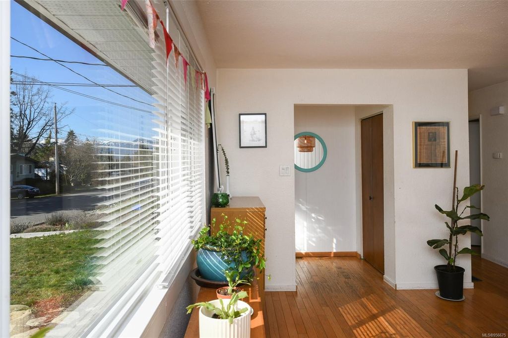 listing image 16044452779797189359