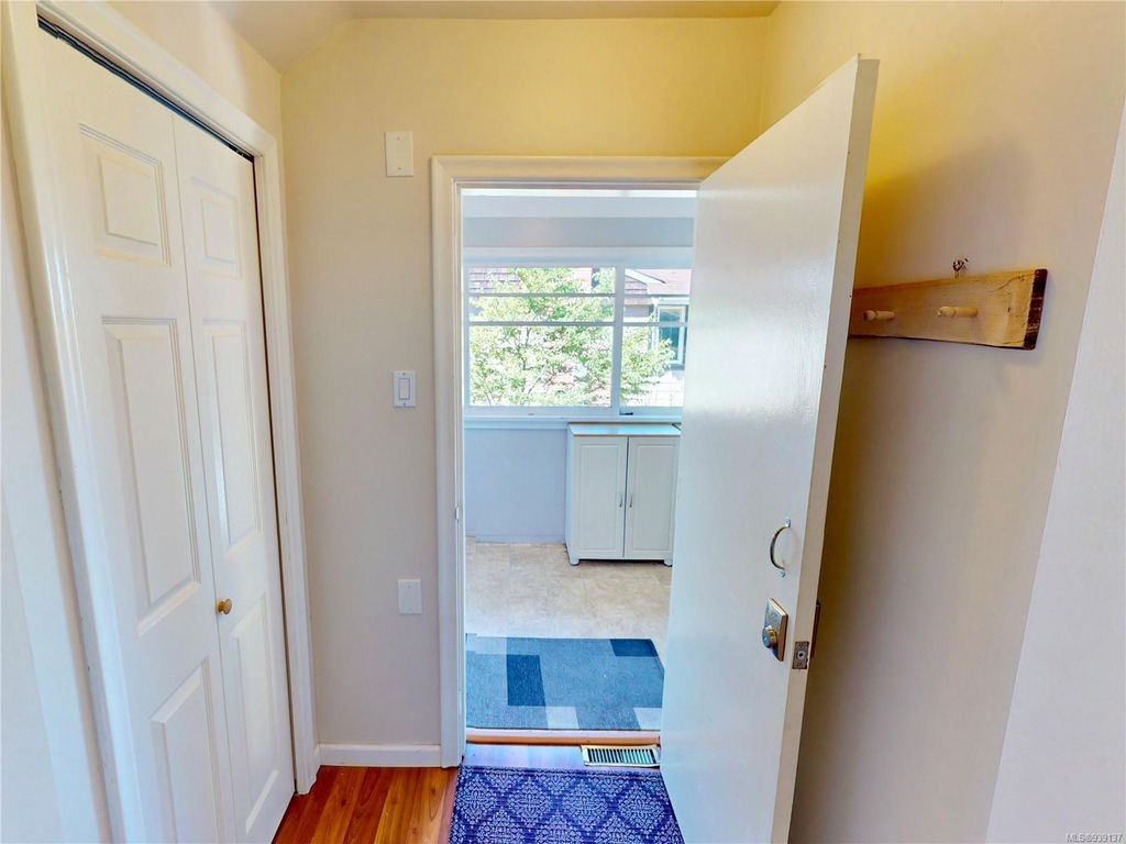 listing image 16048122389147770468