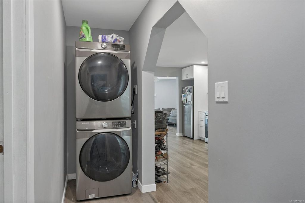 listing image 16049342307522295150