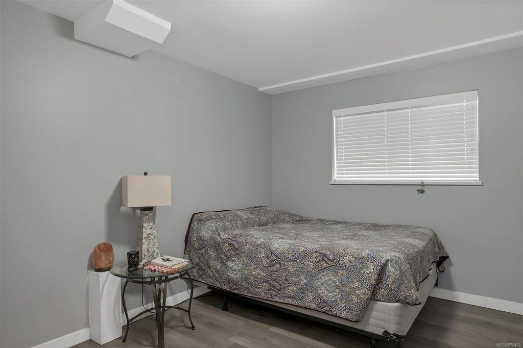 listing image 16048952257517042147