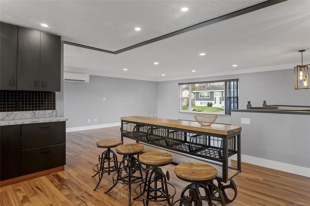 listing image 16043548175204986913