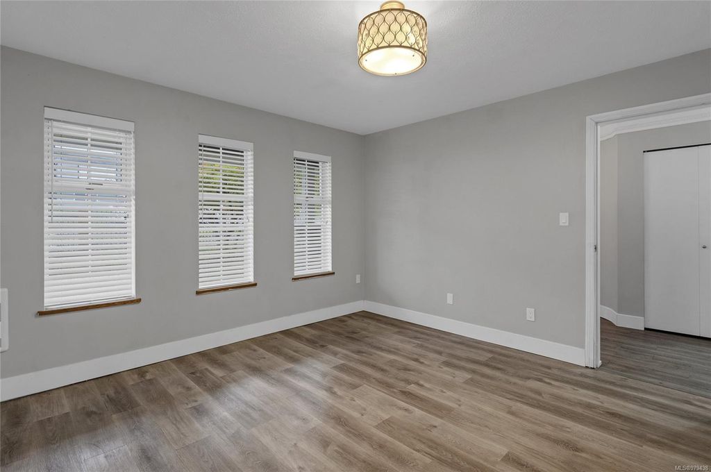 listing image 16048702748275669338