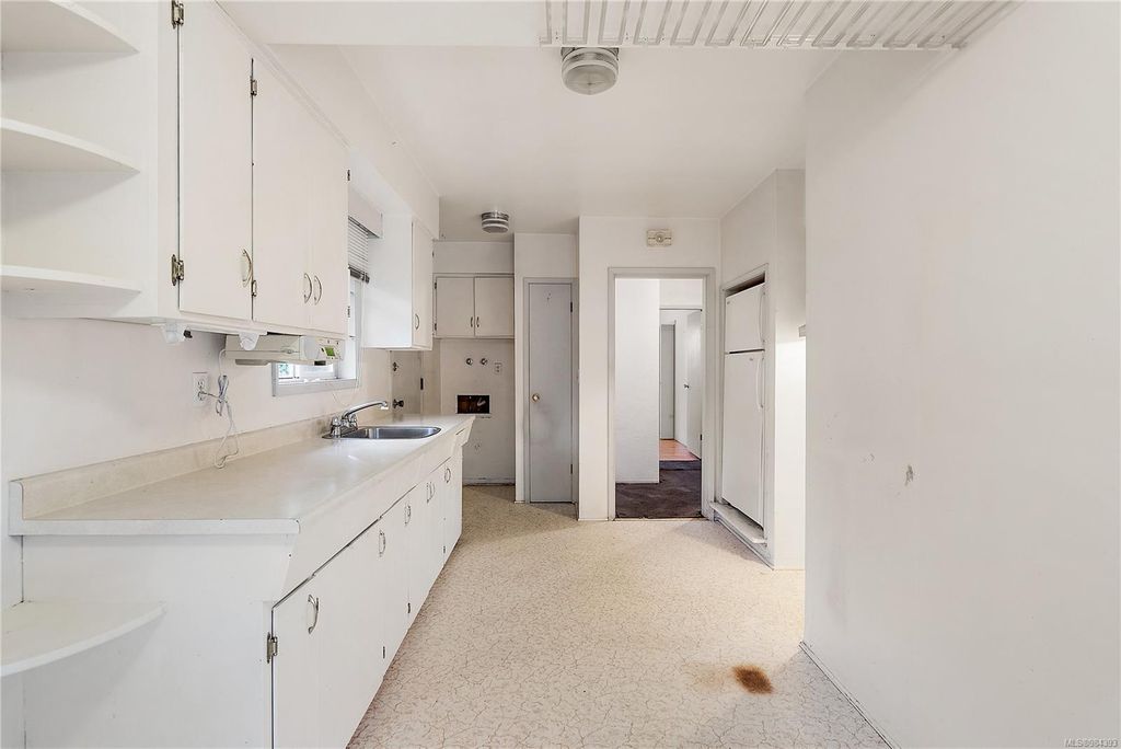 listing image 16048062088081938881