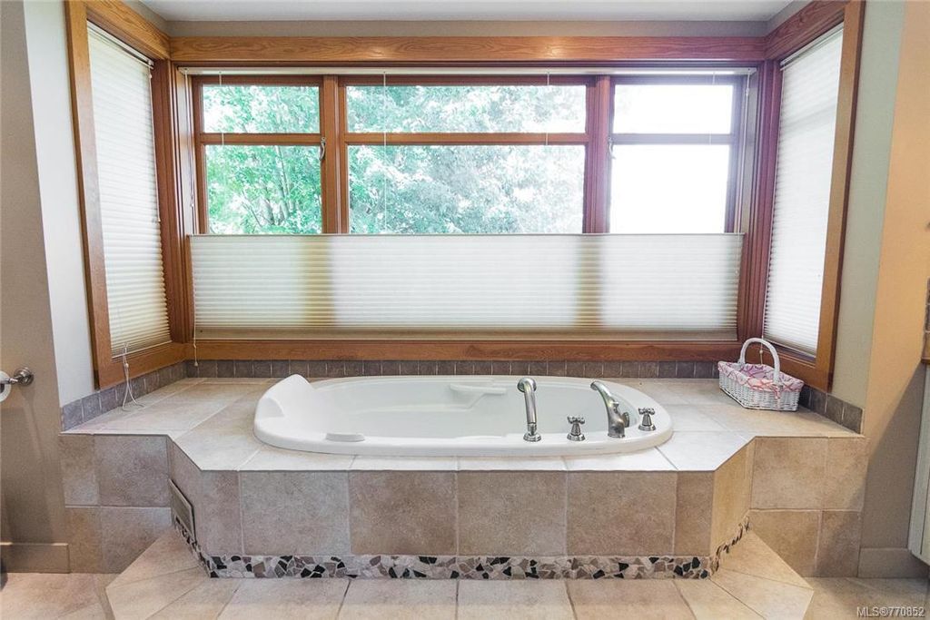 listing image 16040418249865491325