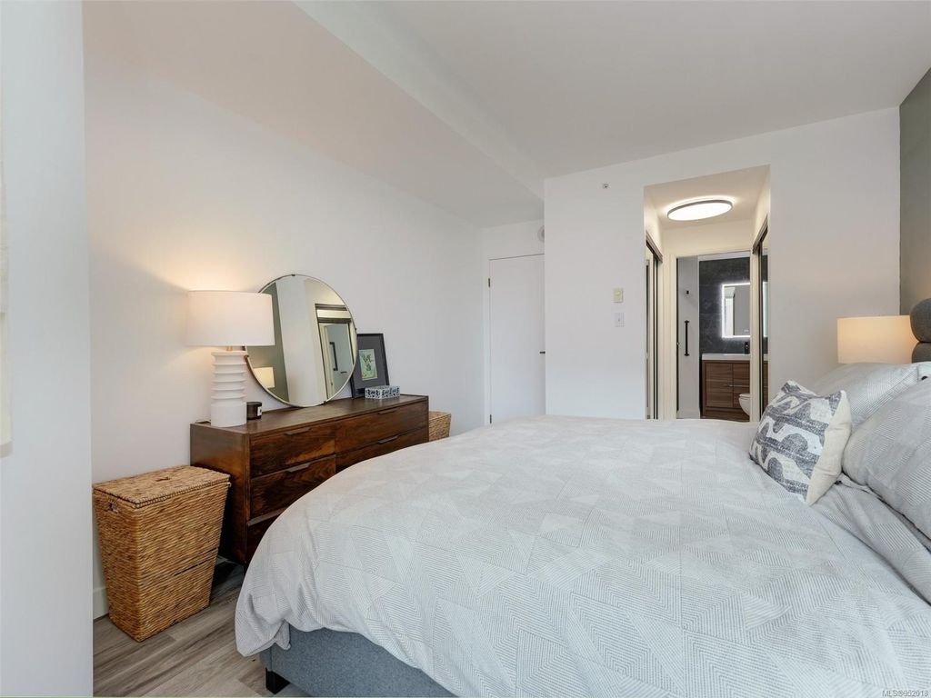 listing image 16045004033744939512