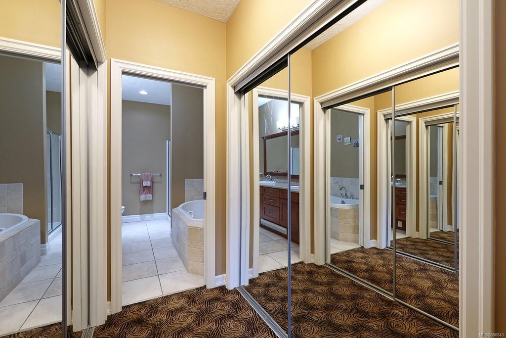 listing image 16041639057243