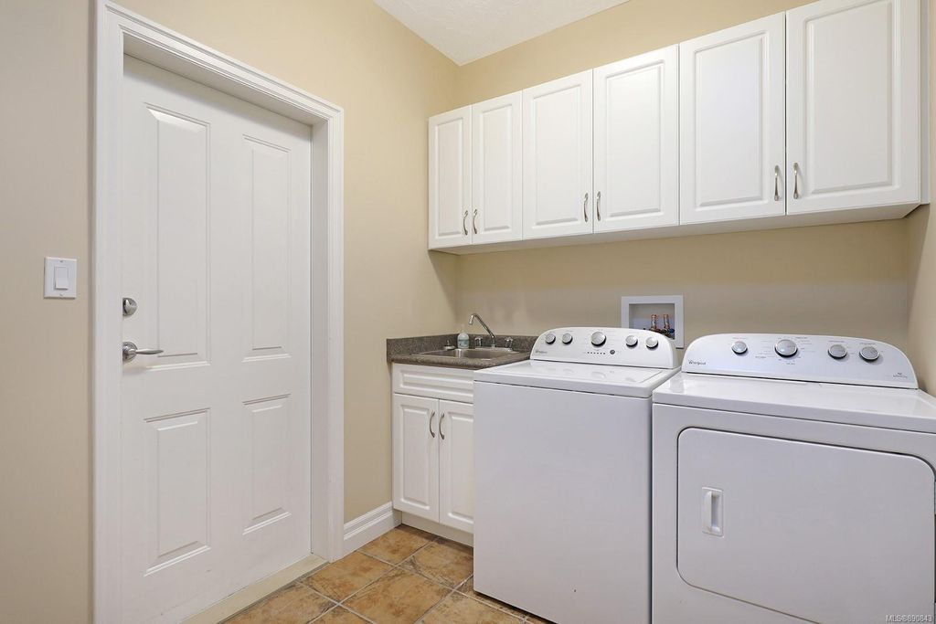 listing image 16042307459449