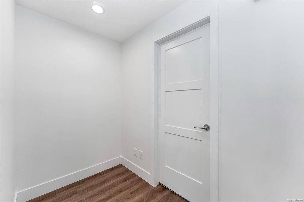 listing image 16049157729992513307