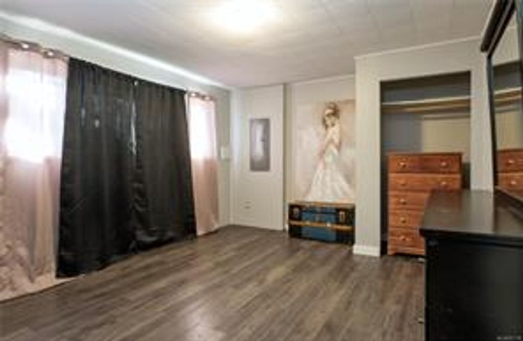 listing image 16048207273418089459