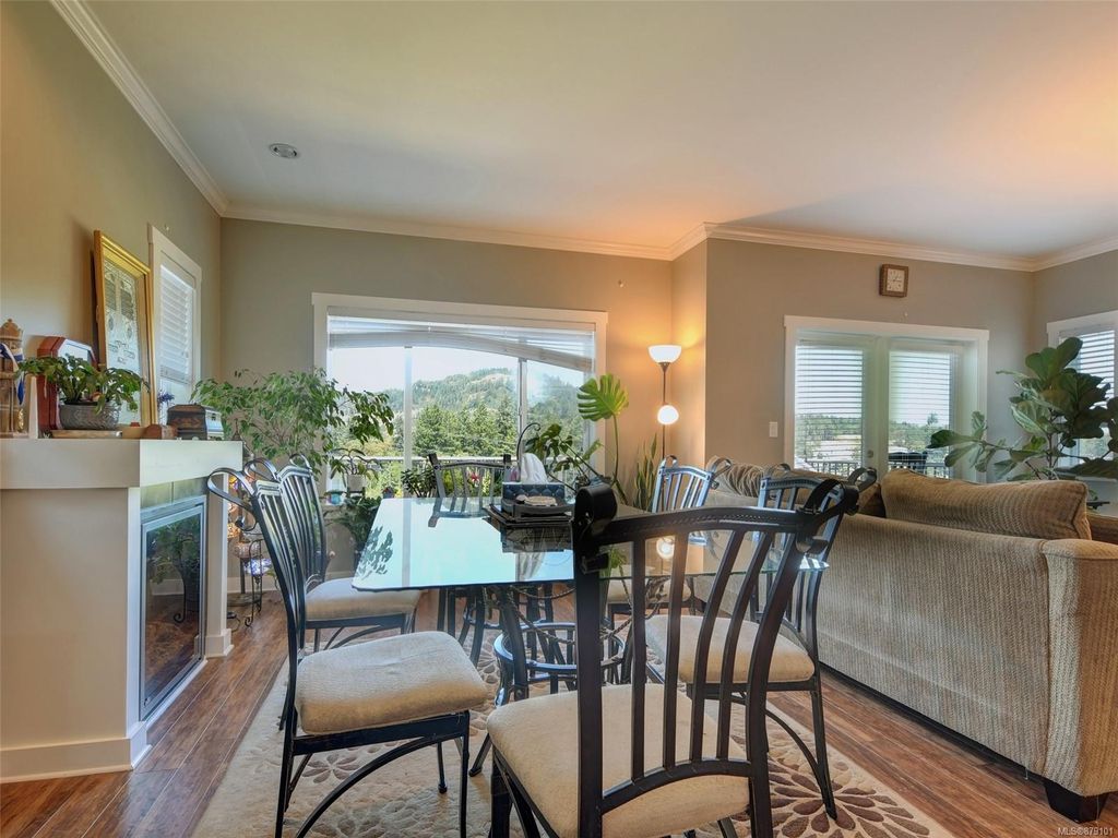 listing image 16044854105597425986