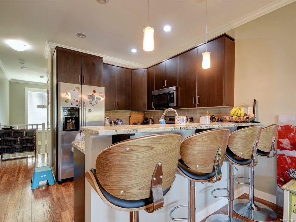 listing image 16047904748708393669