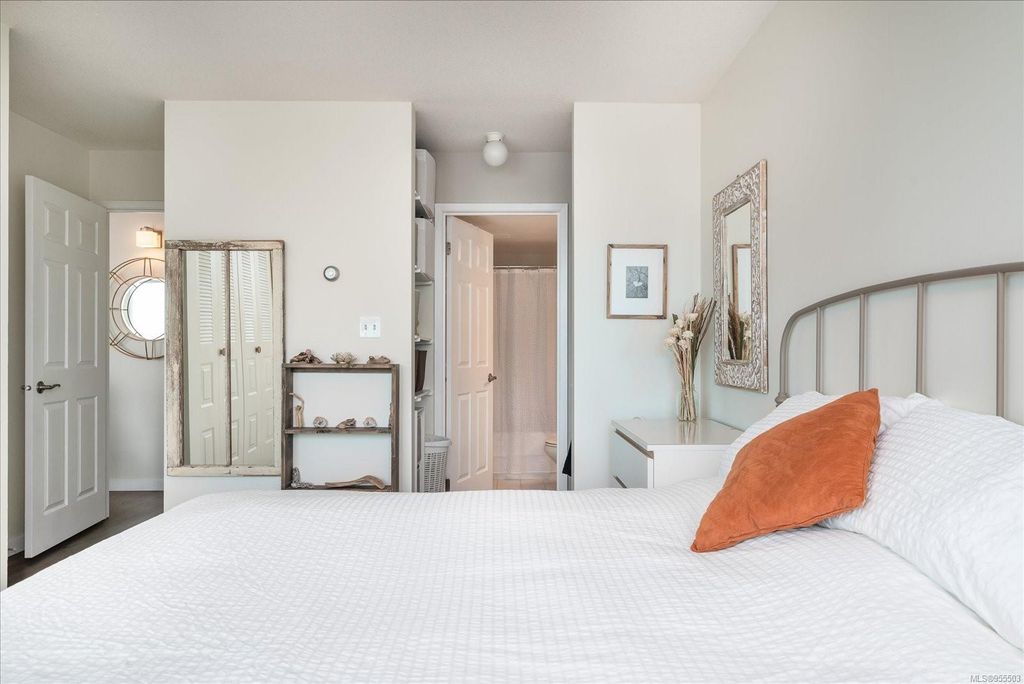 listing image 16041439158165650589