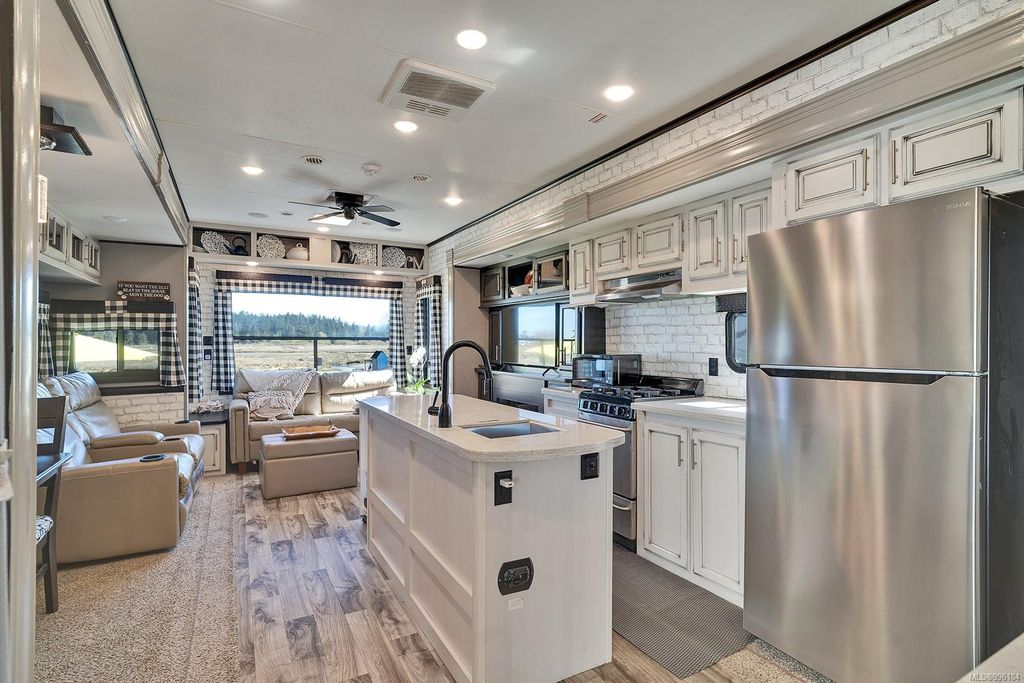 listing image 16048624980122611208