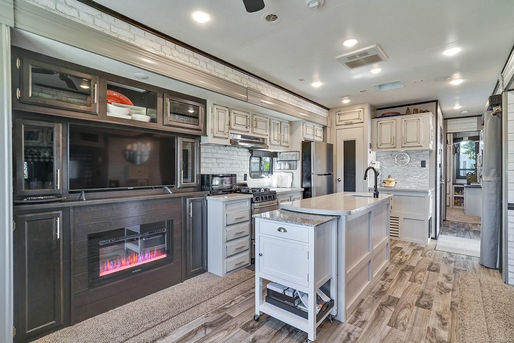 listing image 16048205479198291006
