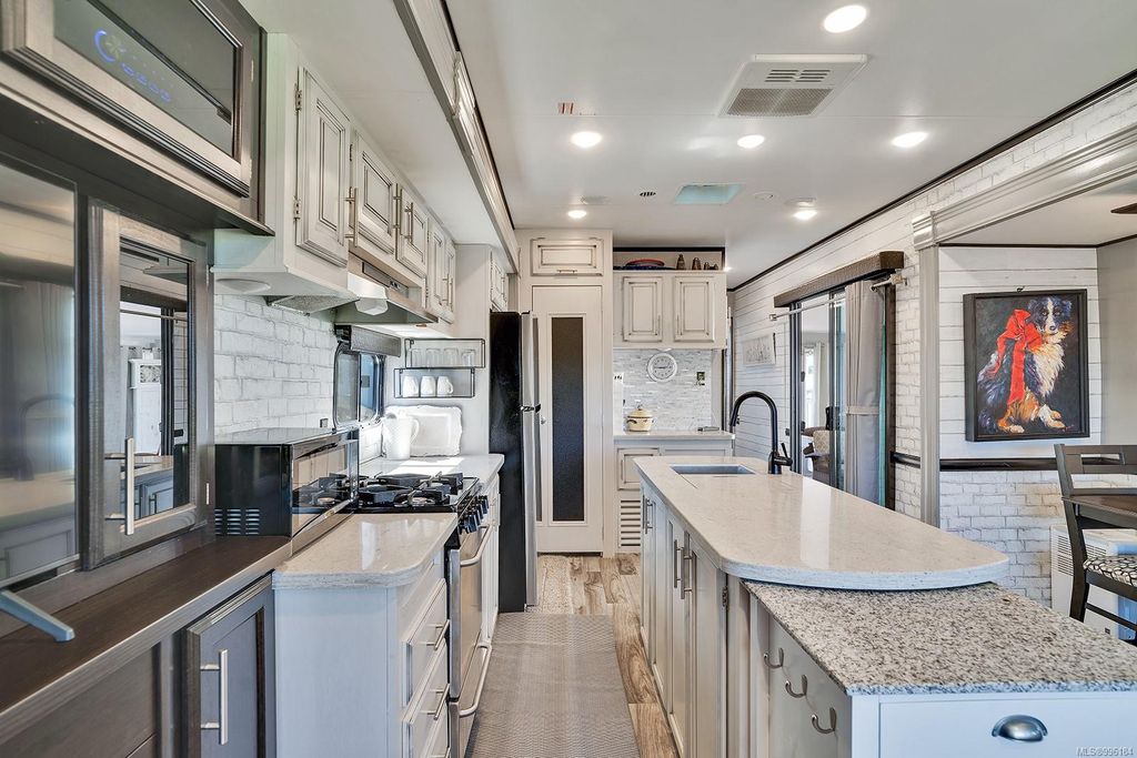 listing image 16048333127821251876