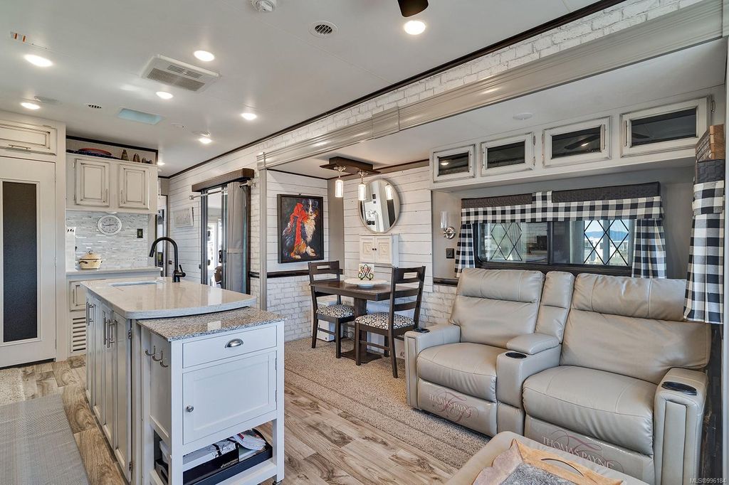 listing image 16048474924574722534