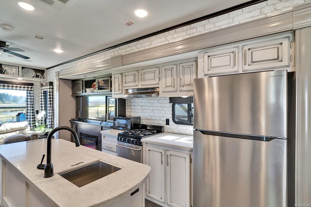 listing image 16048431389234936062