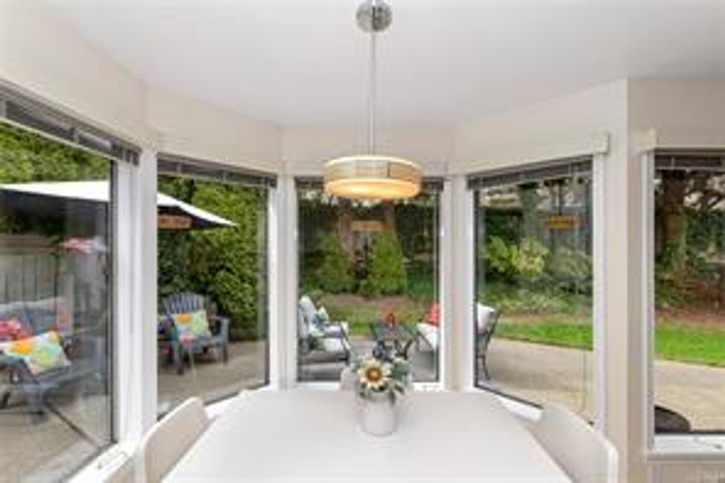 listing image 16048360912963952239