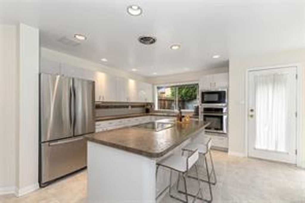 listing image 16041868030279988101