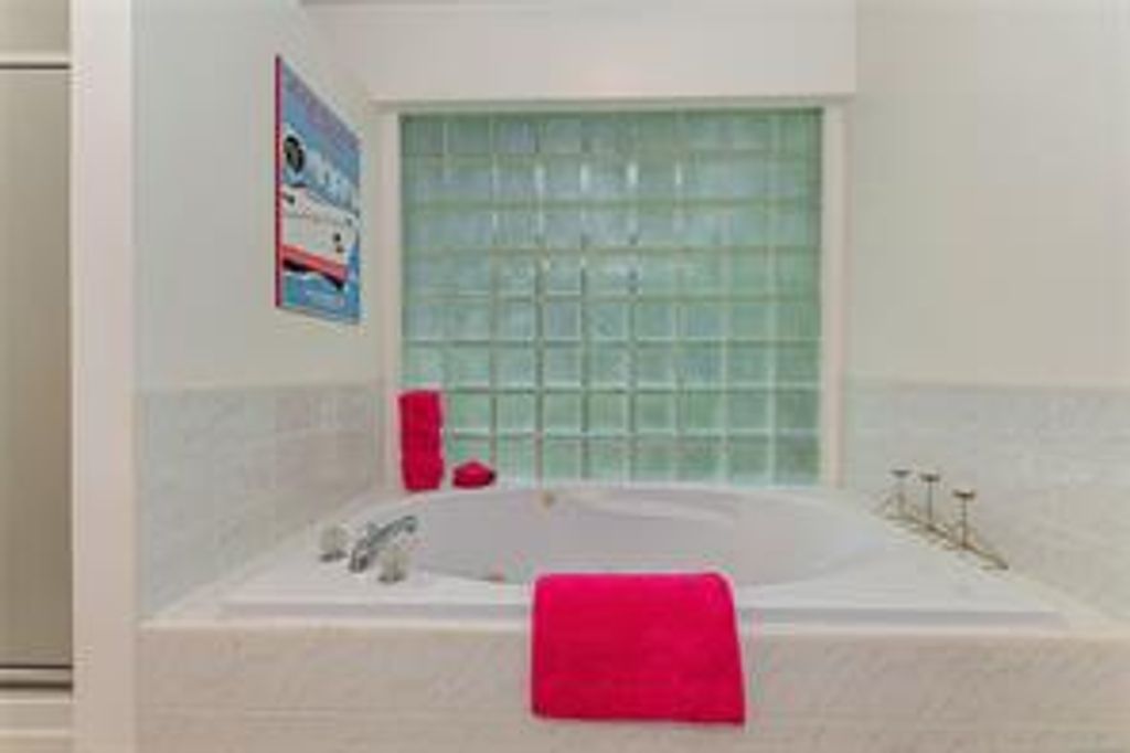 listing image 16046906012898125078