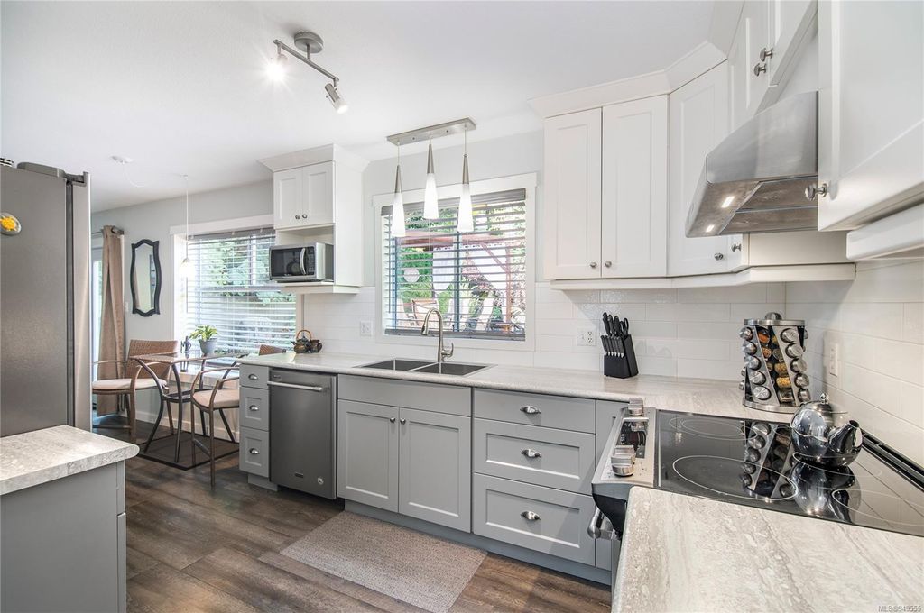 listing image 16049971214308703178