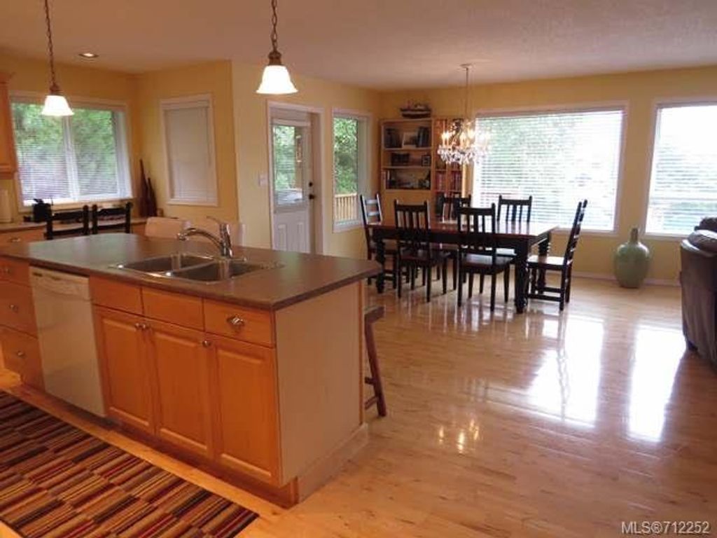listing image 16048435045389626734