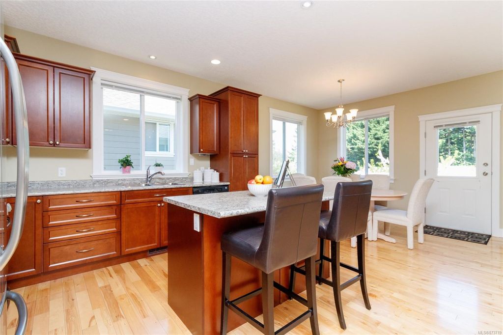 listing image 16044648102444957059